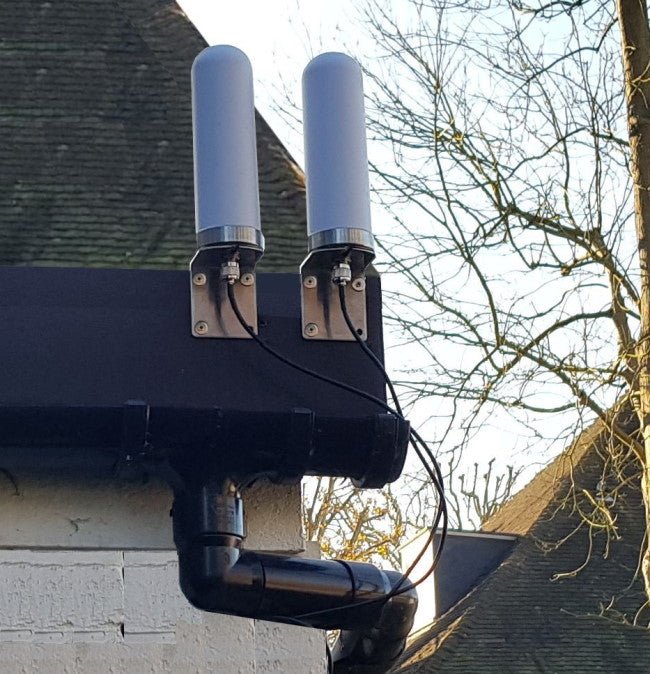 DrayTek ANT-4GE1 Rugged Outdoor 4G Antenna Aerial Dual Pole Mounted Outside a House